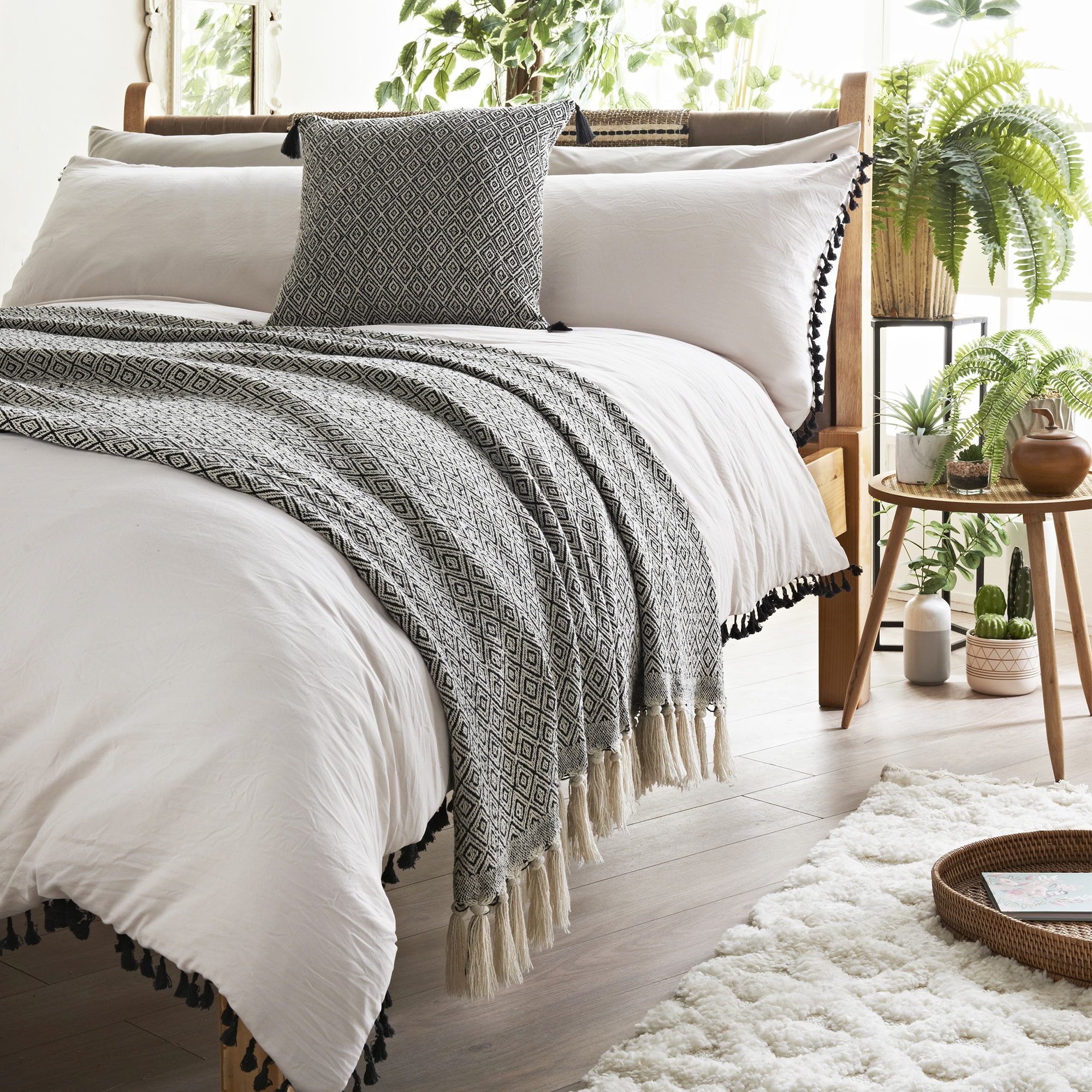Cosmo Living by Cosmopolitan Geometric Print Tassel Throw-image-542715GE