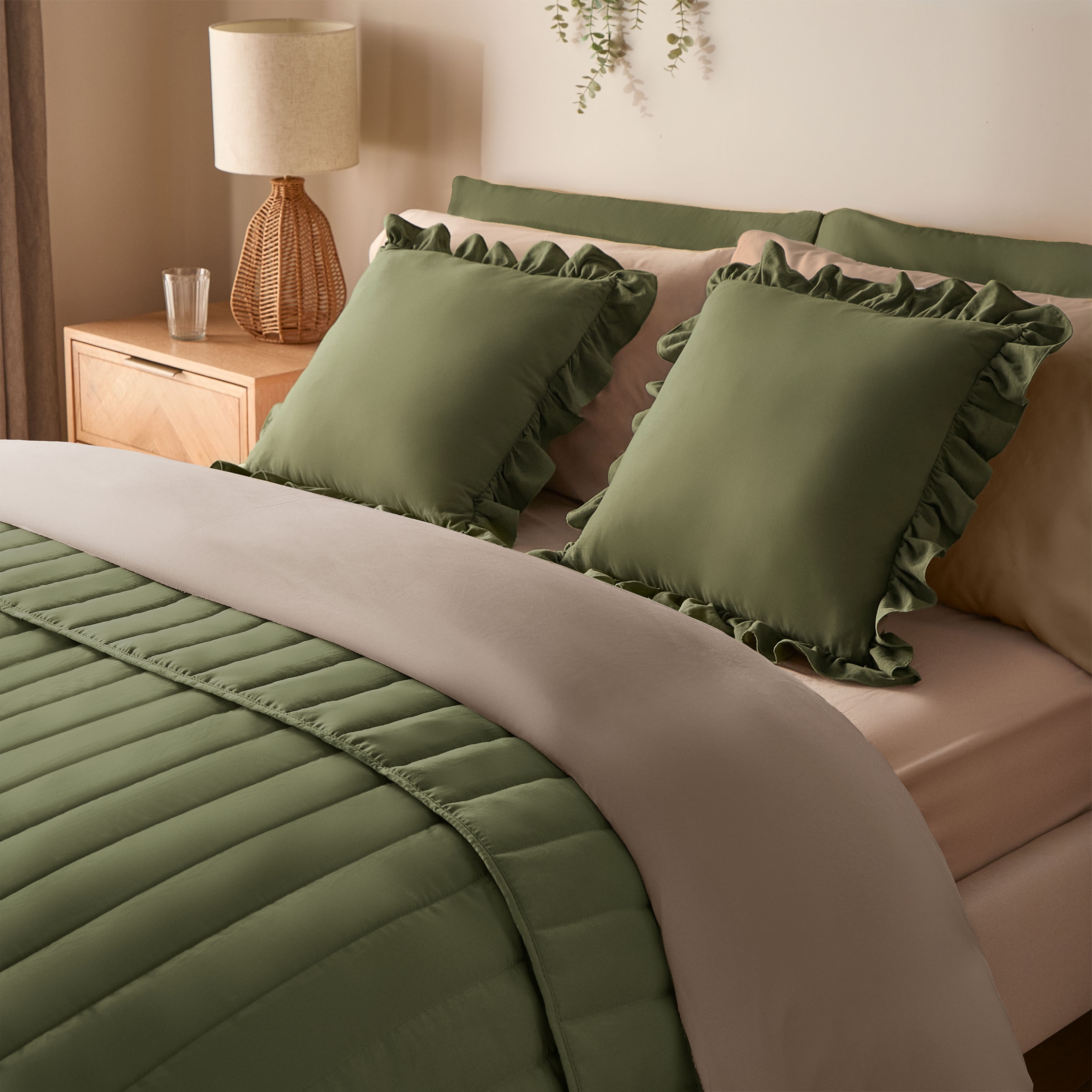 Silentnight Supersoft Quilted Bedspread & 2 Ruffle Cushions