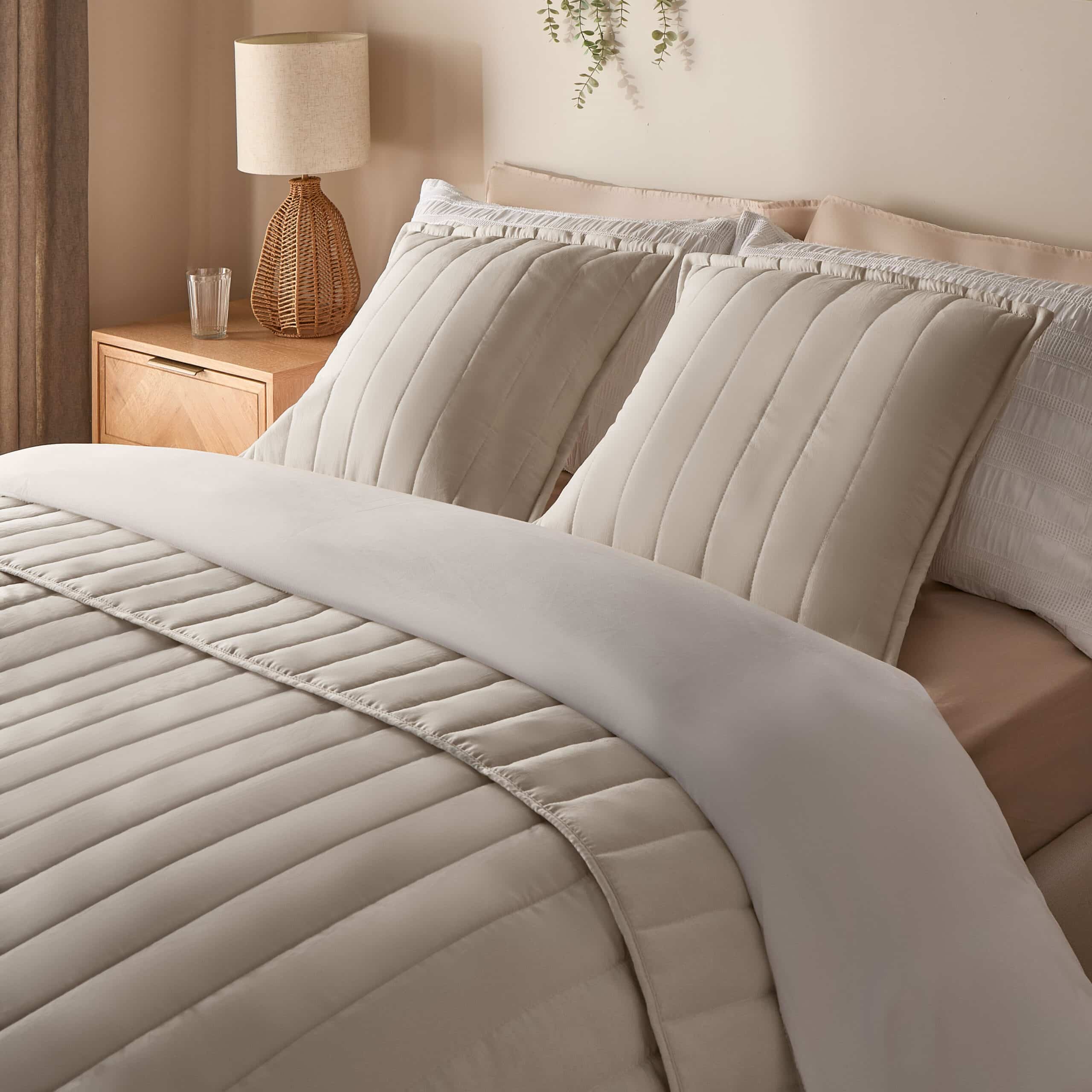 Silentnight Supersoft Quilted Bedspread & 2 Cushions